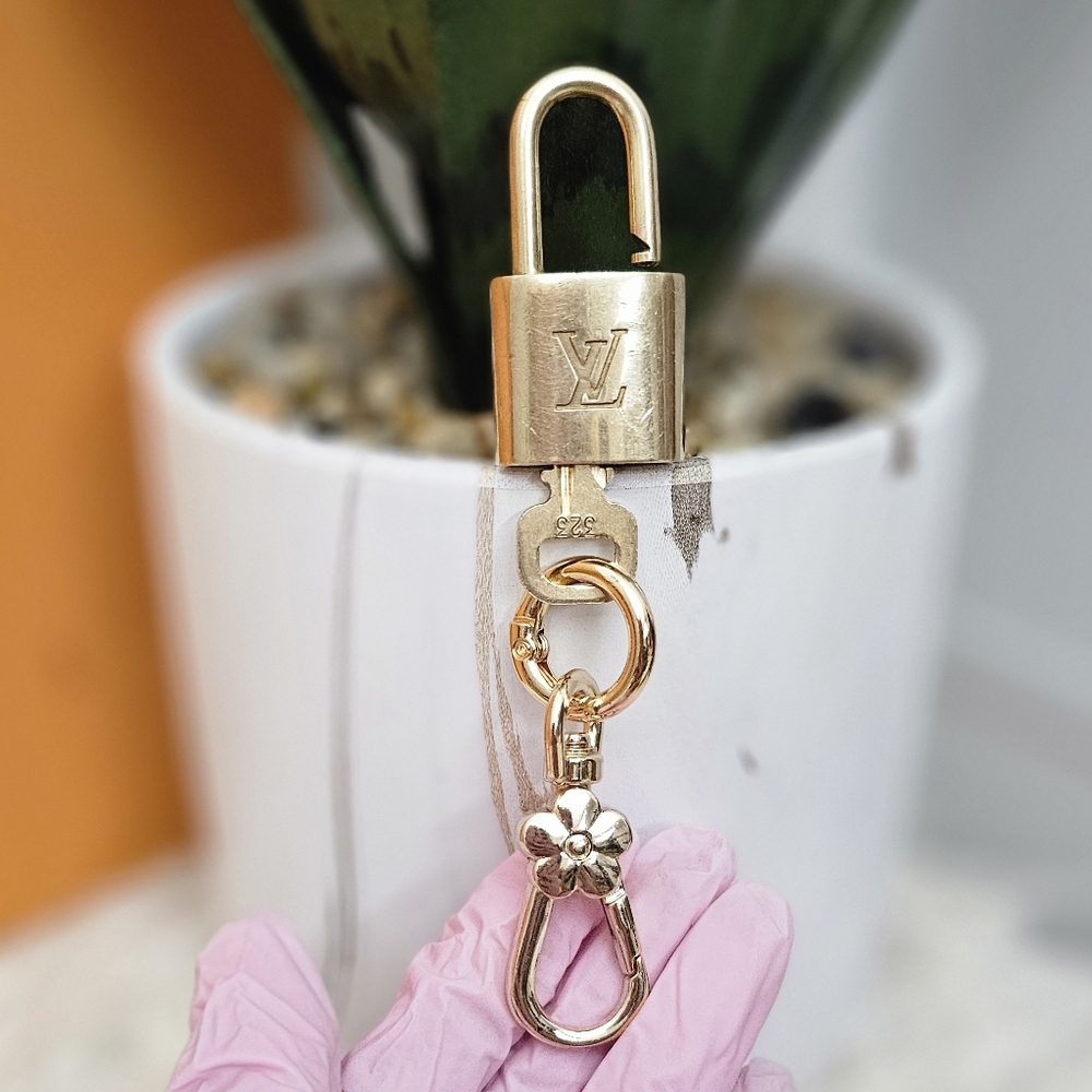 Louis Vuitton Gold Key with Lock - Picture 8 of 8